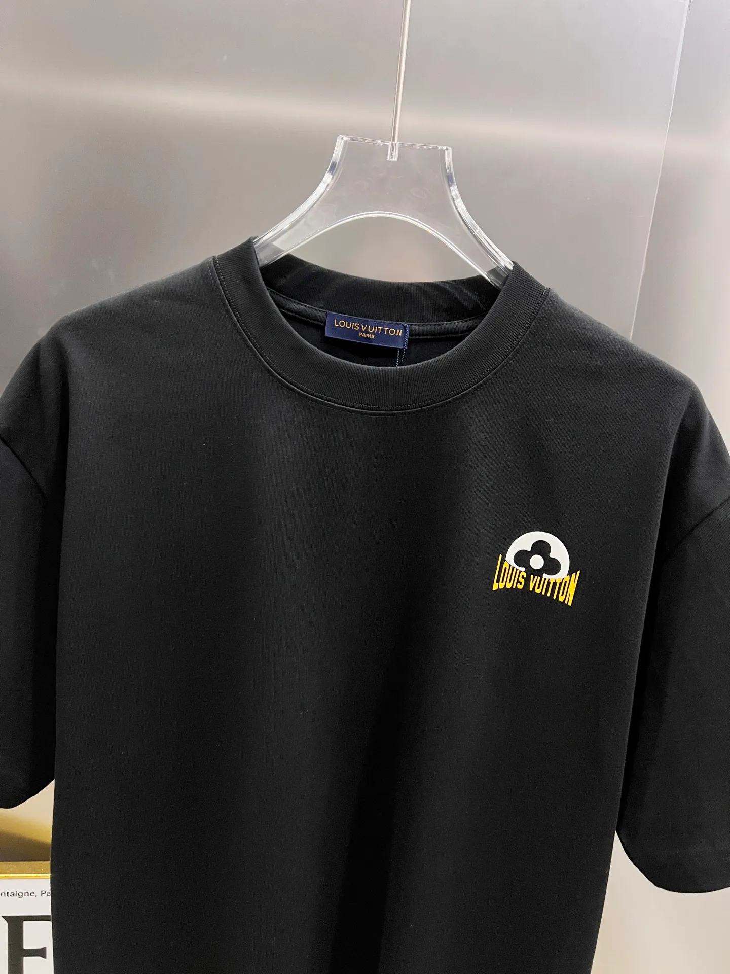 🅿️190 1v Louis* 2025 autumn and winter new style, classic letter three-dimensional foam printing technology design, high-end version! Highly breathable and comfortable, customized double yarn plain cotton fabric. Short-sleeved T-shirt. Same style for men and women. Sizes S M L XL XXL Five sizes black white